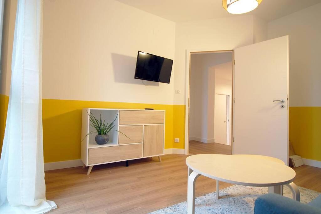 Jaune, Indépendant, Parking, Wifi Près De Strasbourg Ittenheim